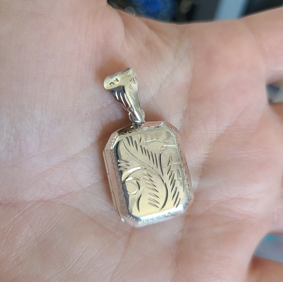 Vintage Chunky Square Sterling Silver Filigree Engraved Floral Locket Pendant - Picture 5 of 13